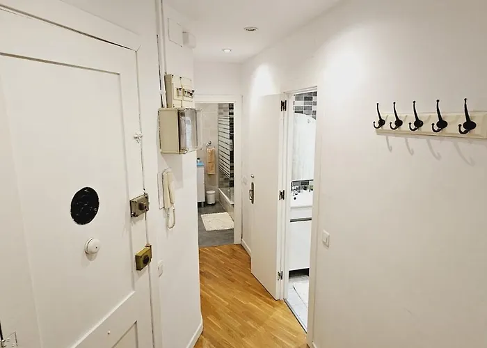 Premium Refurbished In Center Apartment